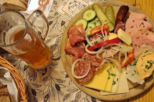 Brotzeitteller mit Glas Zoigl