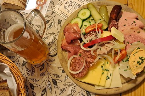 Brotzeitteller mit Glas Zoigl