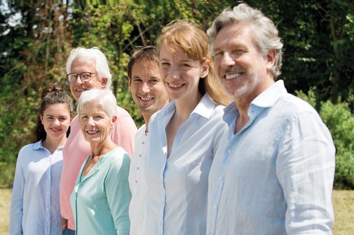 VdK-Mitglieder verschiedenen Alters Menschen verschiedenen Alters blicken lächelnd in die Kamera