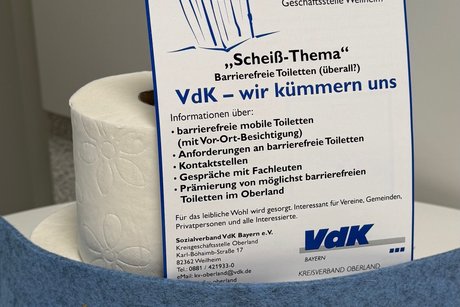 Goldene Klopapierrolle mit Aktionstagsflyer