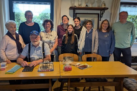 Die Teilnehmer des Bingo-Nachmittages mit den Preisen