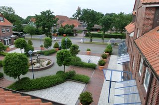 Außenansicht mit Innenhof, des Sporthotel Middelpunkt in Aurich.