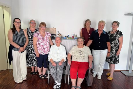 Gruppenfoto der Pflegebgleiterinnen mit Frau Michaela Heyne vom Resort "Leben im Alter" und Kreisgesch&auml;ftsf&uuml;hrerin Franziska Huber