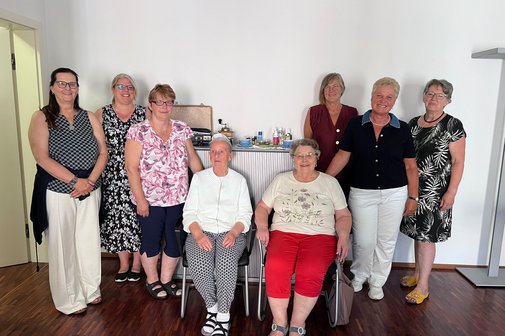 Gruppenfoto der Pflegebgleiterinnen mit Frau Michaela Heyne vom Resort "Leben im Alter" und Kreisgesch&auml;ftsf&uuml;hrerin Franziska Huber