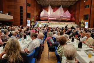 Zahlreiche Zuschauer in einem sehr großen Saal