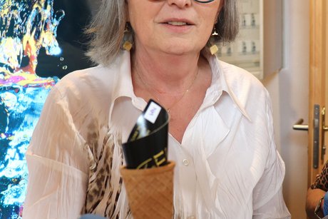 Eine der Vorstandsmitglieder, Uschi S&uuml;nkel, &uuml;bergibt die Waffel mit dem Eisdielen-Gutschein.