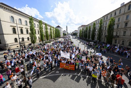 Zum Schluss der Demonstration versammeln sich die rund 3000 Teilnehmenden vor dem Siegestor.