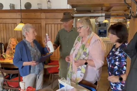 Toni Lieb &uuml;bergibt im Beisein von Helga Perschl und Ellen Fischer ein Geschenk an Renate Schuster