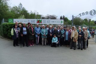 Teilnehmer der Muttertagsfahrt 2024 vor dem Eingang zum Zoo