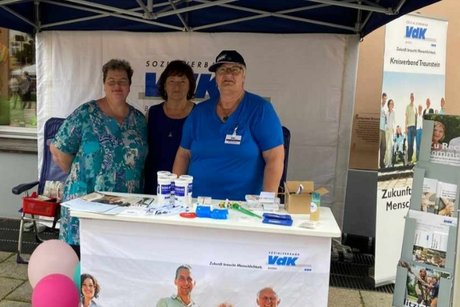 Das Bild zeigt den Infostand des VdK auf dem Traunsteiner Stadtplatz beim Tag der Vereine