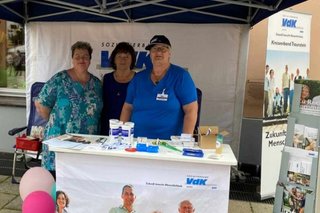 Das Bild zeigt den Infostand des VdK auf dem Traunsteiner Stadtplatz beim Tag der Vereine