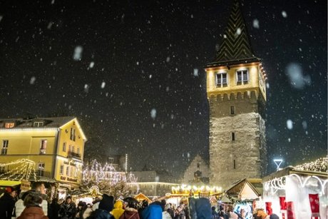 Weihnachtsmarkt Lindau mit Schneegestöber Schneefall am Weihnachtsmarkt