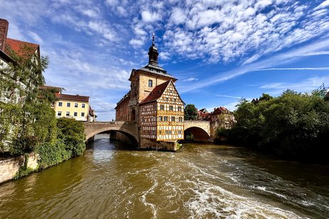 Auf dem Bild sieht man das alte Rathaus von Bamberg auf einem Br&uuml;ckenpfeiler &uuml;ber der Regnitz.