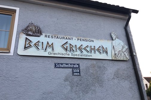 Schild am Haus Beim Griechen