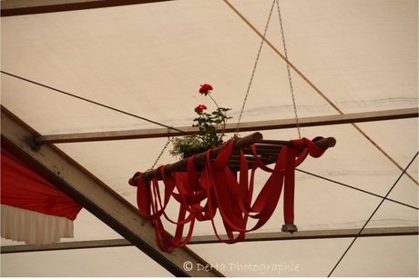 Bild zeigt eine Feuerwehrleiter mit einem Feuerwehrschlauch die an der Festzeltdecke befestigt sind.