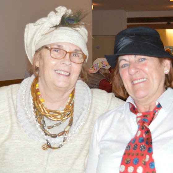 zwei Frauen verkleidet