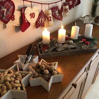 Auf dem Bild sieht man auf einem Sideboard allerlei Adventssachen