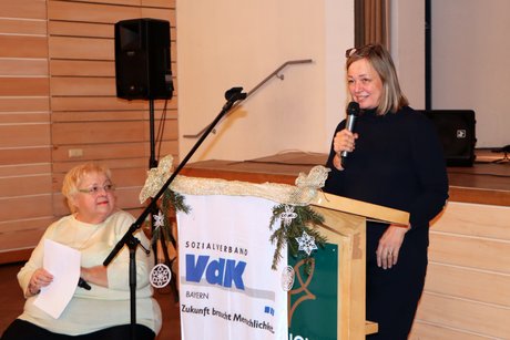 Die erste B&uuml;rgermeisterin Dr. Dr. Kristina Becker steht am Rednerpult