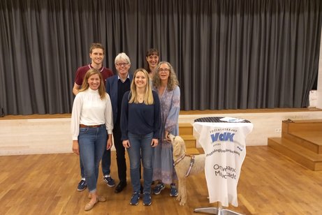 Der im Amt bestätigte Vorstand des Ortsverbands Maxvorstadt V. l. n. r.: Friederike von Voigts-Rhetz, Luca Weissenborn, Michael Pausder, Sina Grefe, Jeanine von Lacroix und Judith Pausder mit Hündin Afra
