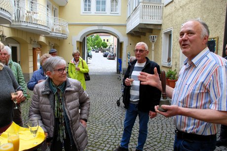 Sektempfang bei der Ankunft im Romantik Posthotel, rechts im Bild der Hotelchef
