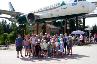 Die Familien vor dem Flieger am Waldwipfelweg