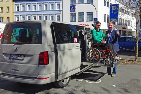 Abgebildet sind die VdK-Beraterin für Barrierefreiheit Heidi Spörl und VdK Kreisvorsitzender Bert Horn beim absolvieren eines Praxistests auf dem Parkplatz