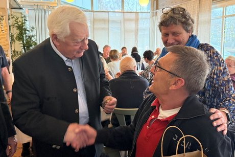 Josef Reicherseder (sitzend) wurde die Ehrennadel f&uuml;r 10 Jahre treue Mitarbeit von Hans Halser verliehen