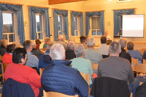 Zahlreiche Interessierte folgten den Ausf&uuml;hrungen des Apothekers Michael Weigand