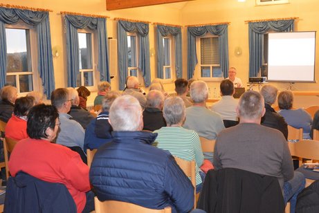 Zahlreiche Interessierte folgten den Ausf&uuml;hrungen des Apothekers Michael Weigand