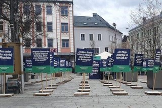 Abgebildet sind die Schilder der stillen Demo