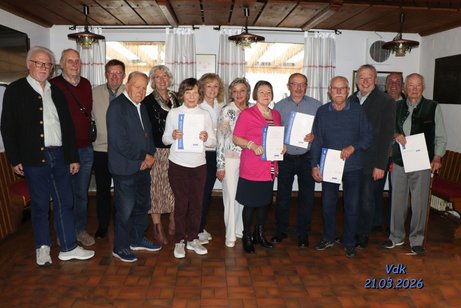 Fotobeschreibung v.l. Kienmoser Paul, H&auml;rtel J&uuml;rgen, Schneiderat Walter, Schmid Ernst, Weigler Helga, Gerstmayer Antonie, Man&szlig;hardt Conny, Steinwinter Monika, Graf Annemarie, Kitzinger Leo, Link Josef, J&auml;ger Alois, B&ouml;ck Georg, Peter M&uuml;ller
