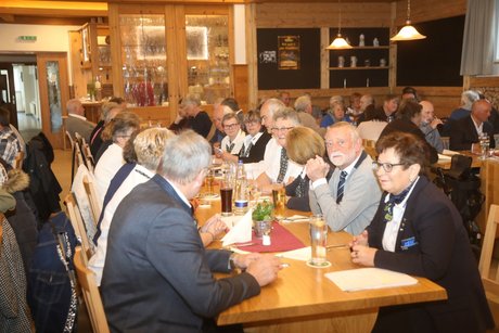 Das Bild zeigt einen Blick in den Saal beim Stadler mit Gästen