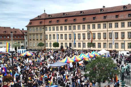 Menschenmengen stehen auf dem Maxplatz und feiern mit beim CSD.