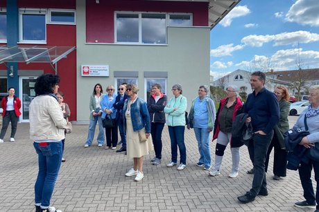 Delegation des Kreisverbandes Bad Kissingen in Mellrichstadt Die Delegation der Kreisgeschäftsstelle mit den Frauenbeauftragten vor dem PÜZ