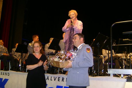 Geschenk&uuml;bergabe