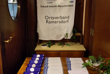 Es ist alles vorbereitet ! Urkunden und Medaillen