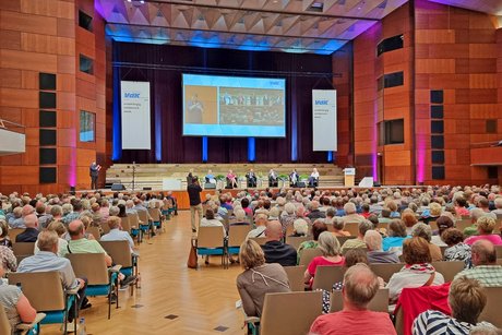 Abgebildet sind die vielen Teilnehmer mit Blick auf die Bühne