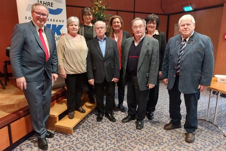 Viele Mitglieder, Gäste und Ehrengäste feierten dieses große Ereignis mit uns in Paul Metz Halle. Unser Ortsverband wurde am 22.02.1948 gegründet und Stand heute gehören ihm 1321 Mitglieder an. Von Beginn an konnte der VdK hier in Zirndorf erfolgreich Einfluss auf die Sozialpolitik nehmen. Soziale Gerechtigkeit ist deshalb für uns kein theoretisches Konstrukt, sondern ein ganz konkretes Ziel, für das wir uns einsetzen. Das ist heute nicht anders als vor 75 Jahren. Zu dem Jubiläum gilt es auch herzlich DANKE zu sagen – dem ehrenamtlichen Vorstand. Mit viel Engagement begleiten sie die Geschicke des Ortsverbandes.