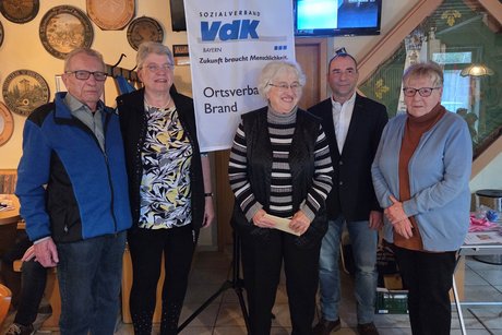 Geehrte Mitglieder mit Vorsitzender und Kreisgesch&auml;ftsf&uuml;hrer