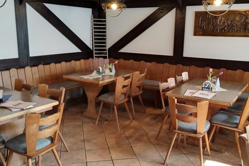 hinterer Gastraum von "Anna's Hofstübla" Blick in den hinteren Gastraum, Fachwerkwände, Bodenfließen, drei Gästetische mit Bestuhlung