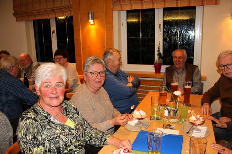 Teilnehmer beim Karpfenessen in Serlbach