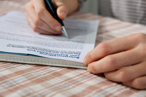 Das Formular ist leicht auszufüllen. Gern sind wir dabei behilflich. Jemand füllt eine VdK-Beitrittserklärung aus.