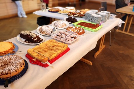 Bild017 Das Kuchenbuffet steht auf einem Tisch bereit