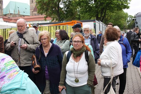 Einige Mitglieder sind aus dem Bus ausgestiegen und erkunden die Stadt.