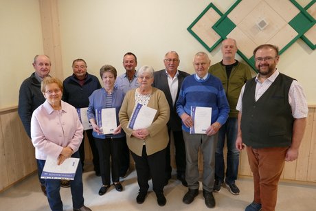 Ehrung langj&auml;hriger Mitglieder: Von links: Josef Wegmann, Lydia Kopp, Hans Dimper, Ursula D&ouml;tsch, Hermann Popp, Maria Heining, Vorsitzender Georg Brand, Josef Weidner, Kreisgesch&auml;ftsf&uuml;hrer Thomas D&ouml;hler und 1. B&uuml;rgermeister Hans Walter.