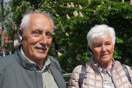 Zwei unserer verdienten Mitglieder genie&szlig;en das sch&ouml;ne Wetter.