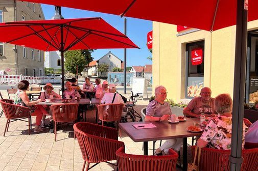 VdK Mitglieder und Nichtmitglieder reden angeregt bei Kaffee und Kuchen