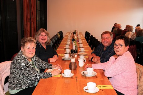 Teilnehmer bei Kaffeetreffen