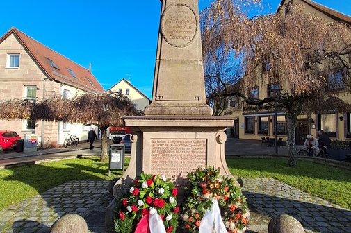 Kriegerdenkmal mit zwei Trauerkränzen