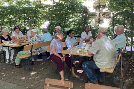 Sitzende Personen beim Kaffee und Kuchen